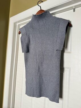 Gracia Ribbed Sleeveless Mock Neck Top - Light Gray